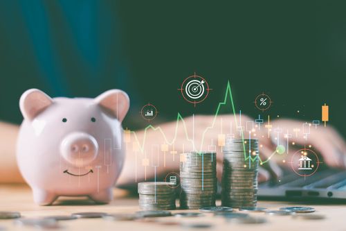 Sparschwein und Geldmünzen